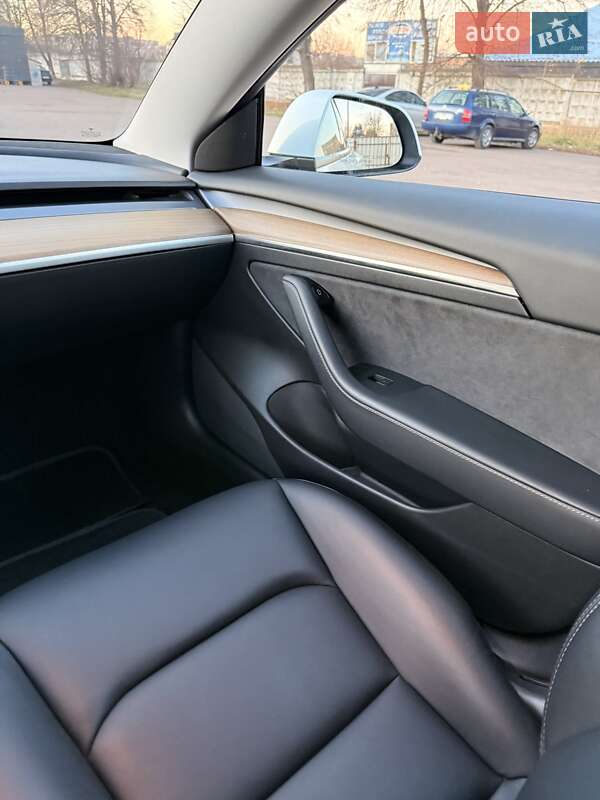 Седан Tesla Model 3 2021 в Ровно