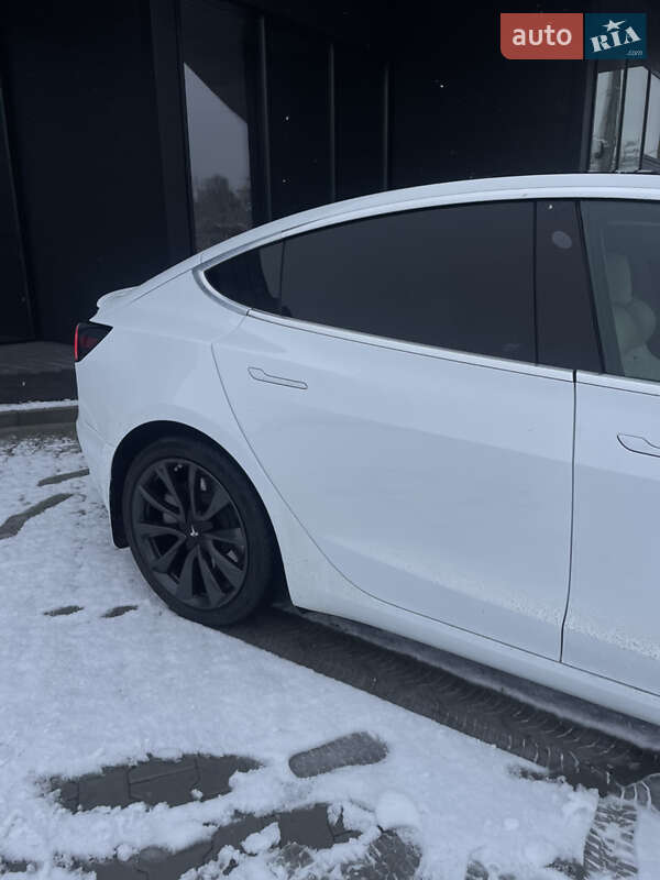 Седан Tesla Model 3 2018 в Львове