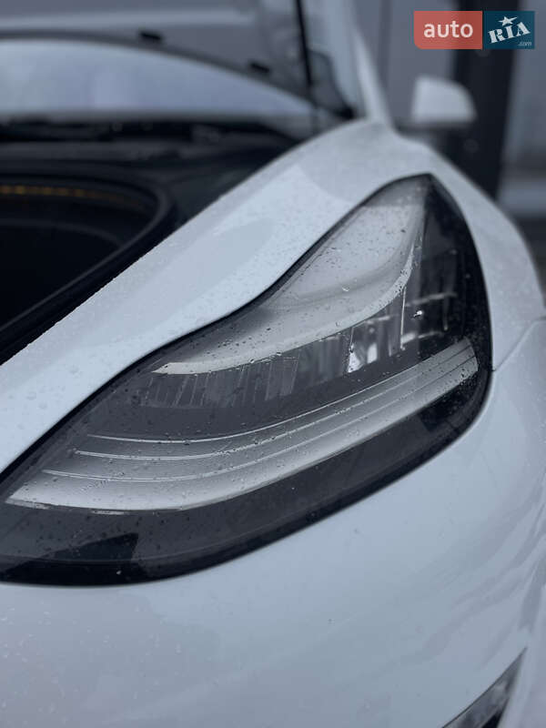 Седан Tesla Model 3 2018 в Львове