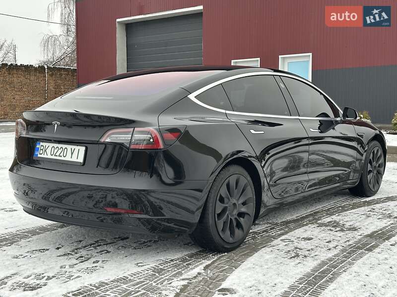 Седан Tesla Model 3 2018 в Ровно