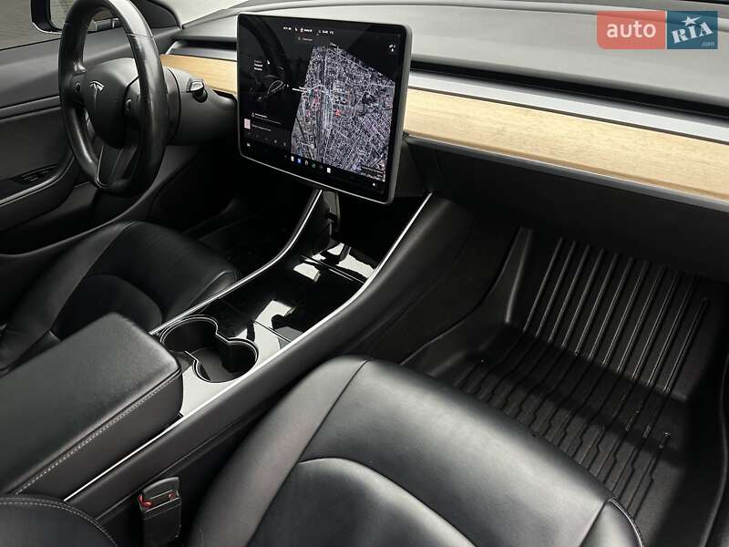 Седан Tesla Model 3 2018 в Ровно