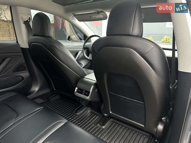 Седан Tesla Model 3 2018 в Ровно