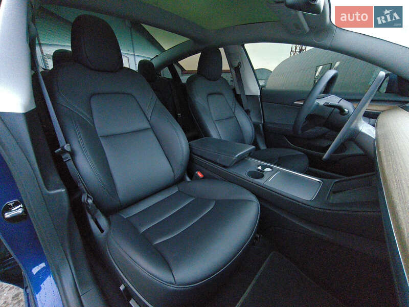 Седан Tesla Model 3 2023 в Львове