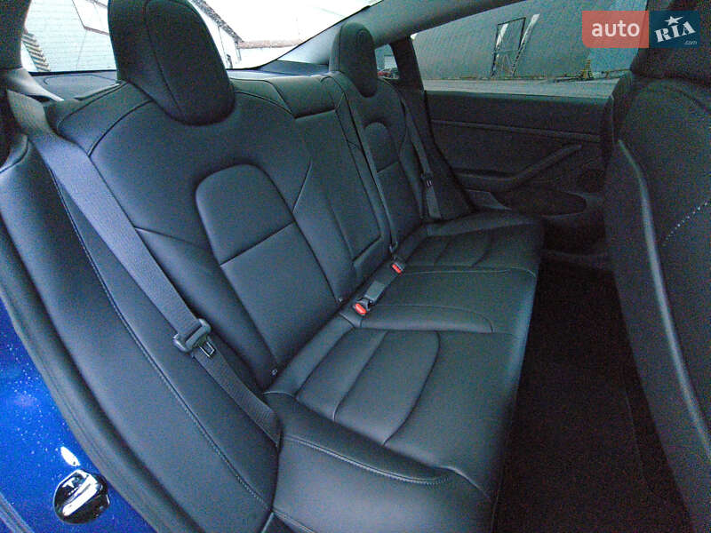 Седан Tesla Model 3 2023 в Львове