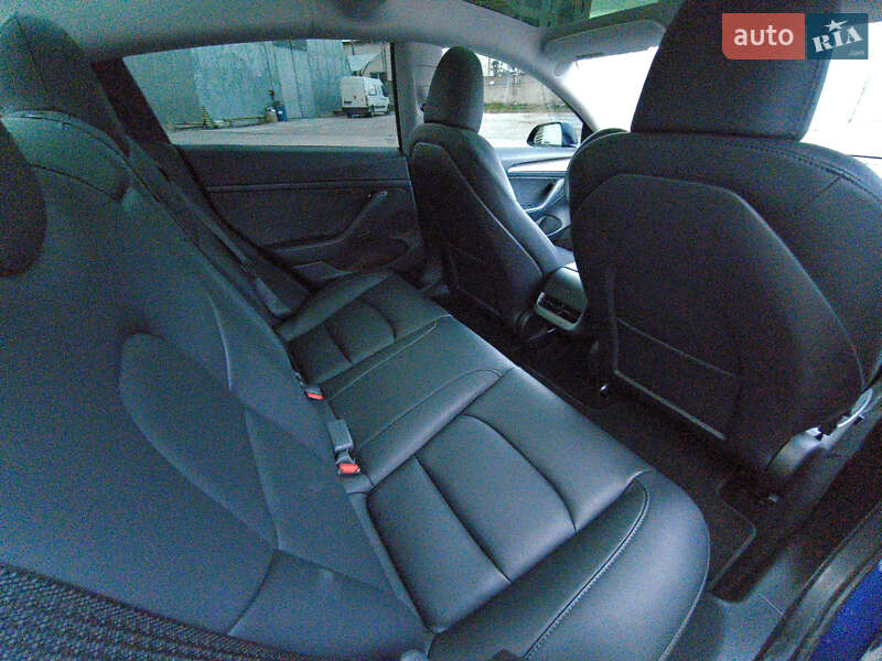 Седан Tesla Model 3 2023 в Львове