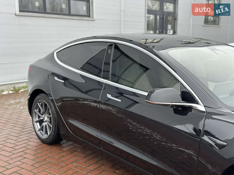 Седан Tesla Model 3 2020 в Ровно