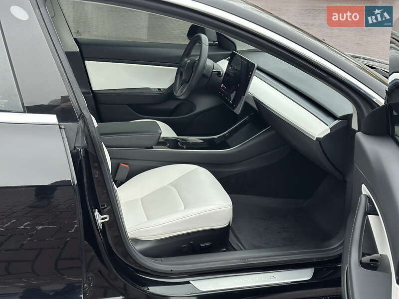 Седан Tesla Model 3 2020 в Ровно