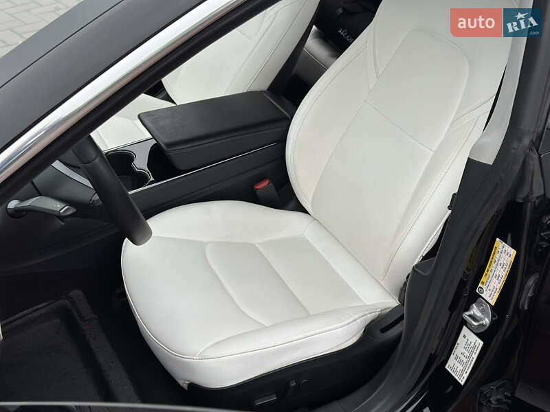Седан Tesla Model 3 2020 в Ровно