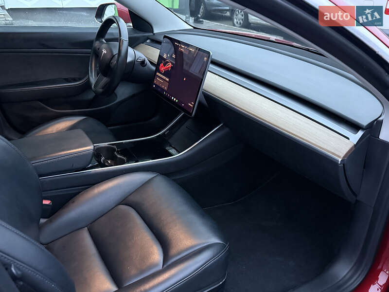 Седан Tesla Model 3 2019 в Володимирі