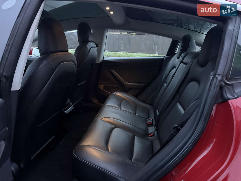 Седан Tesla Model 3 2019 в Володимирі