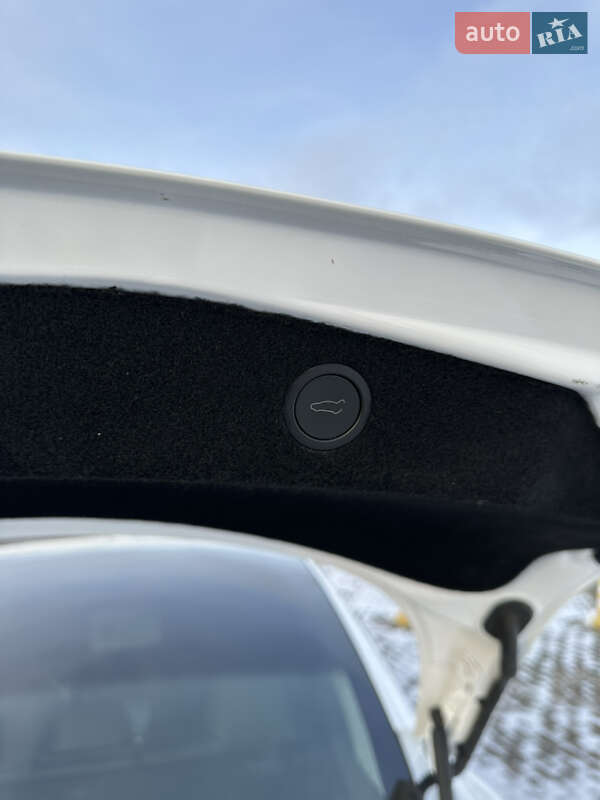 Седан Tesla Model 3 2024 в Львові