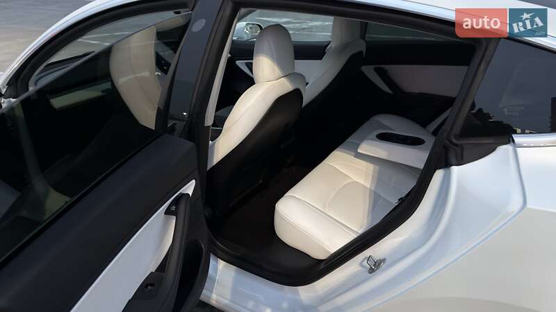 Седан Tesla Model 3 2020 в Києві