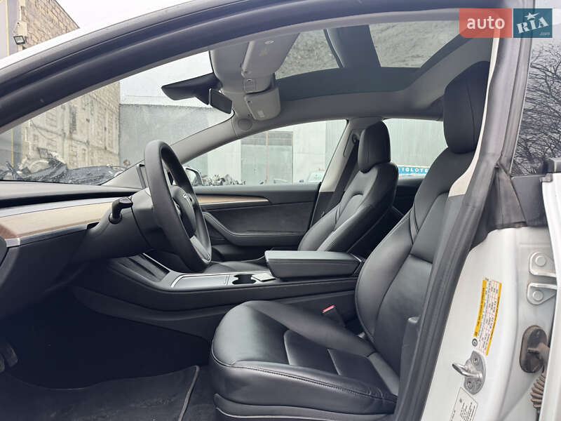 Седан Tesla Model 3 2022 в Ровно