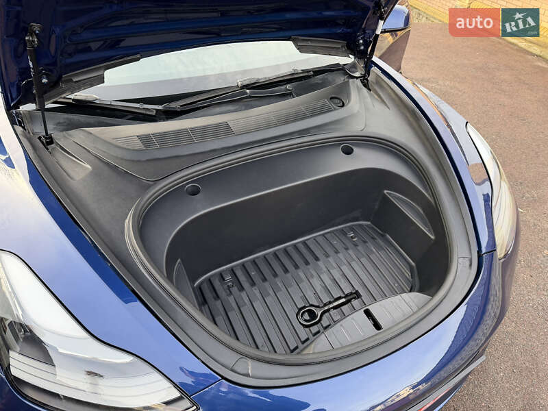 Седан Tesla Model 3 2022 в Киеве