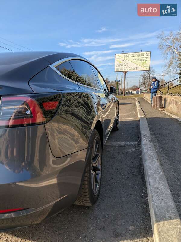 Седан Tesla Model 3 2019 в Полтаві