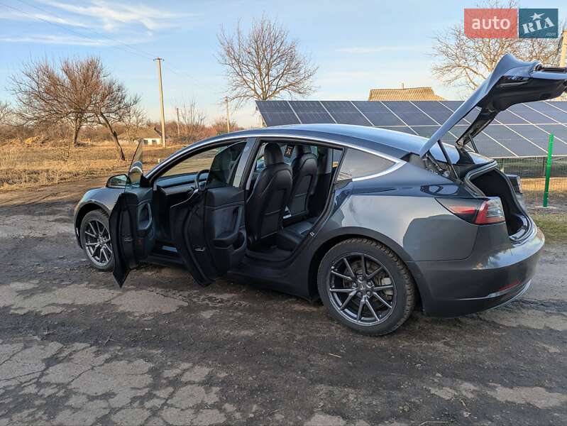 Седан Tesla Model 3 2019 в Полтаві