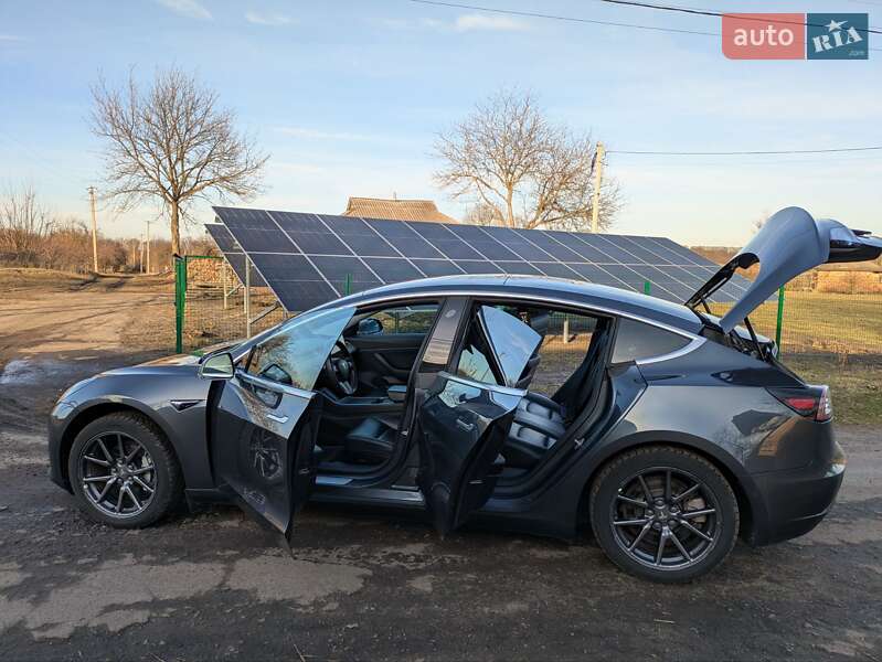 Седан Tesla Model 3 2019 в Полтаві