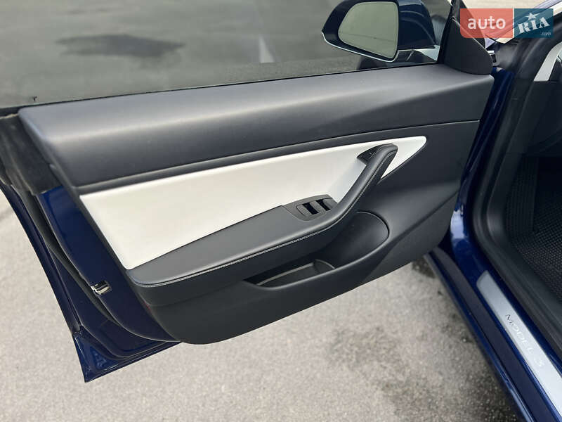 Седан Tesla Model 3 2019 в Киеве