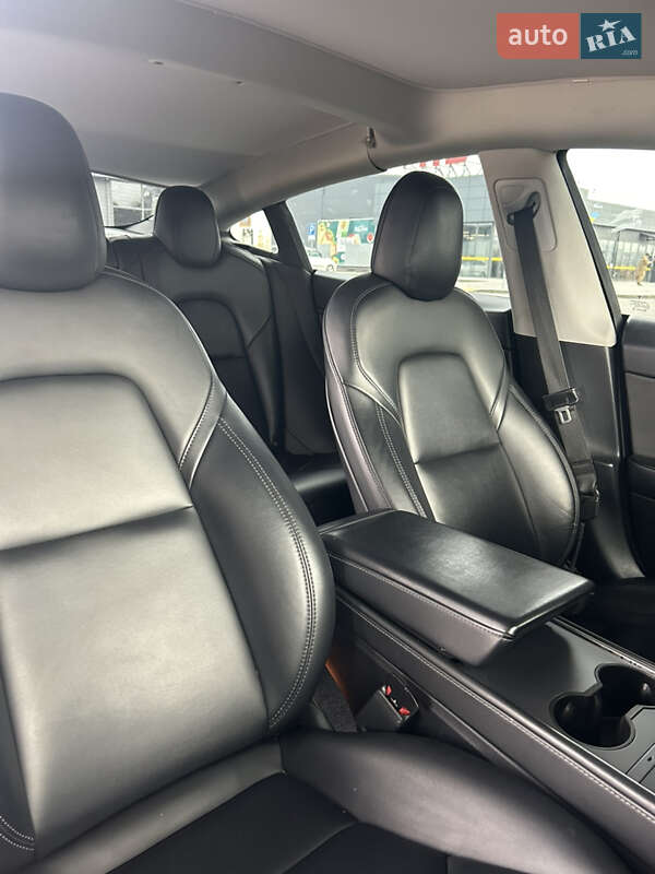 Седан Tesla Model 3 2021 в Львові
