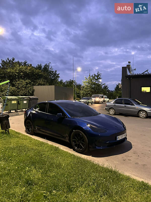 Седан Tesla Model 3 2021 в Львові