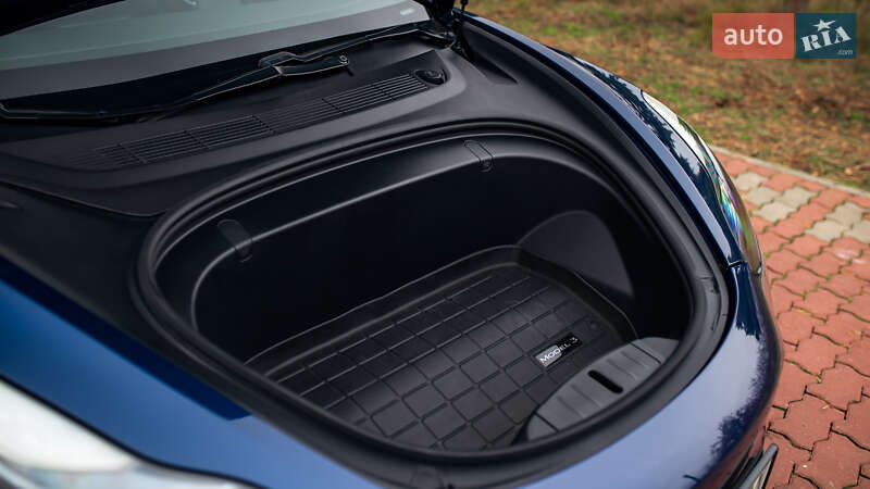 Седан Tesla Model 3 2019 в Чернівцях