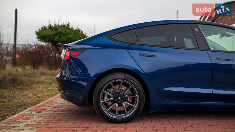 Седан Tesla Model 3 2019 в Чернівцях