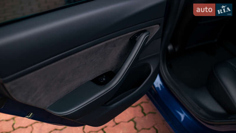 Седан Tesla Model 3 2019 в Чернівцях