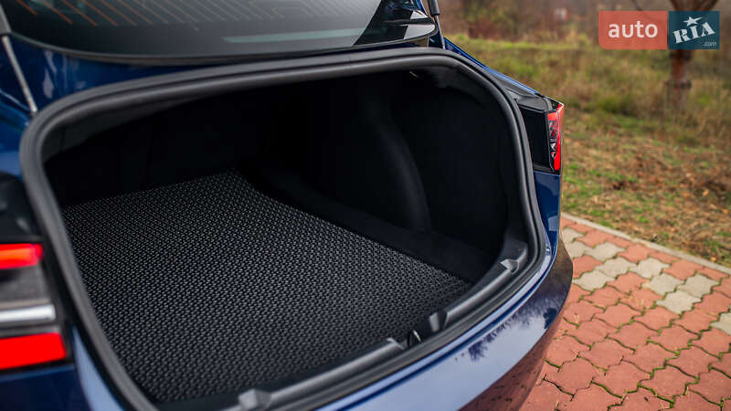 Седан Tesla Model 3 2019 в Чернівцях