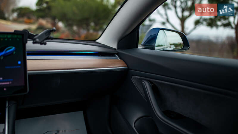 Седан Tesla Model 3 2019 в Чернівцях