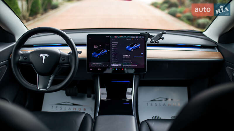 Седан Tesla Model 3 2019 в Чернівцях