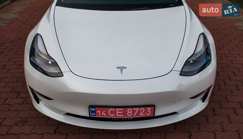 Седан Tesla Model 3 2023 в Чернівцях