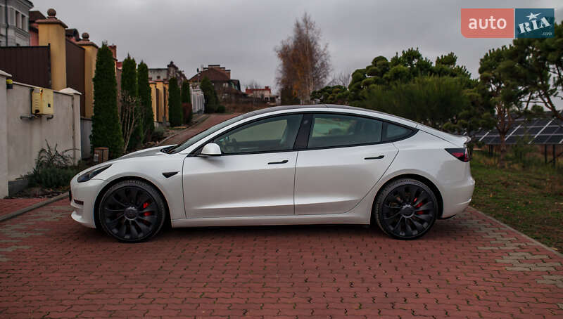 Седан Tesla Model 3 2023 в Чернівцях