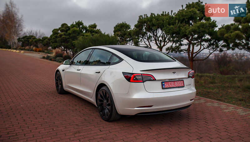 Седан Tesla Model 3 2023 в Чернівцях