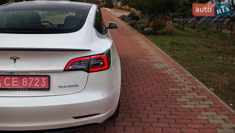 Седан Tesla Model 3 2023 в Чернівцях
