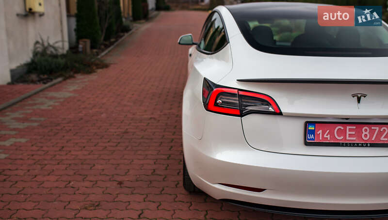 Седан Tesla Model 3 2023 в Чернівцях