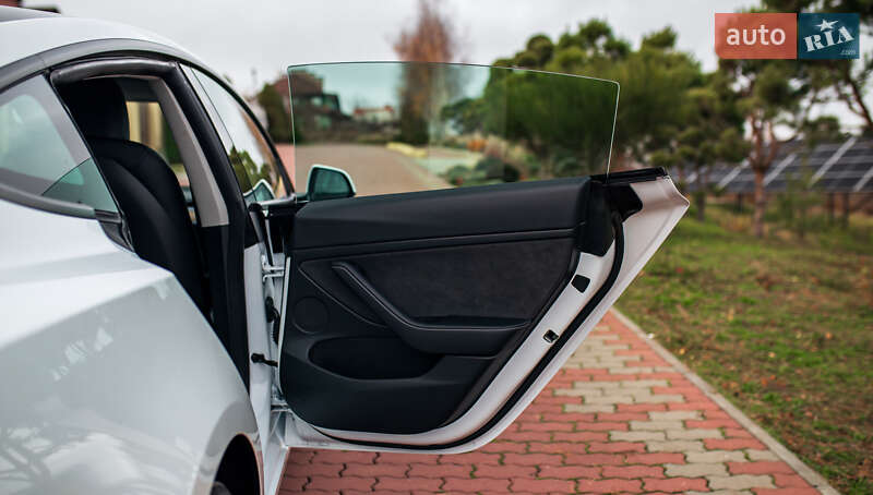 Седан Tesla Model 3 2023 в Чернівцях