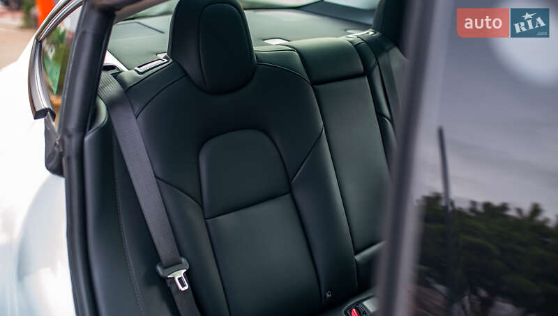 Седан Tesla Model 3 2023 в Чернівцях