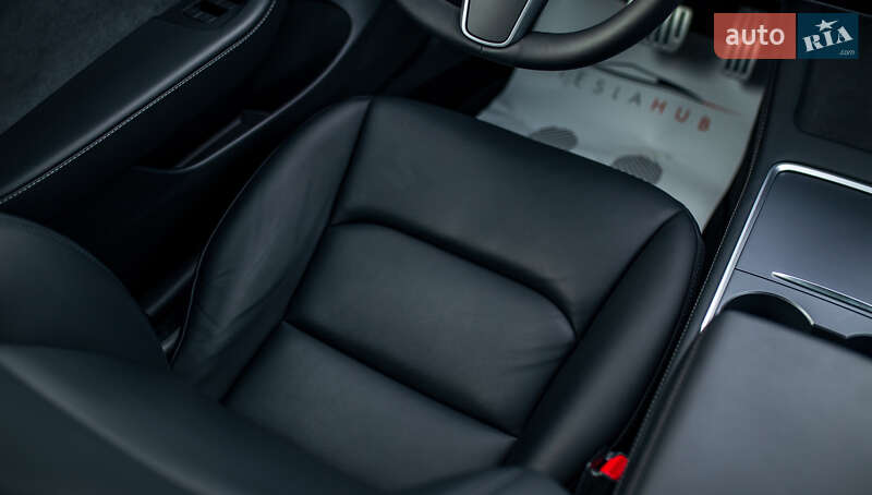 Седан Tesla Model 3 2023 в Чернівцях