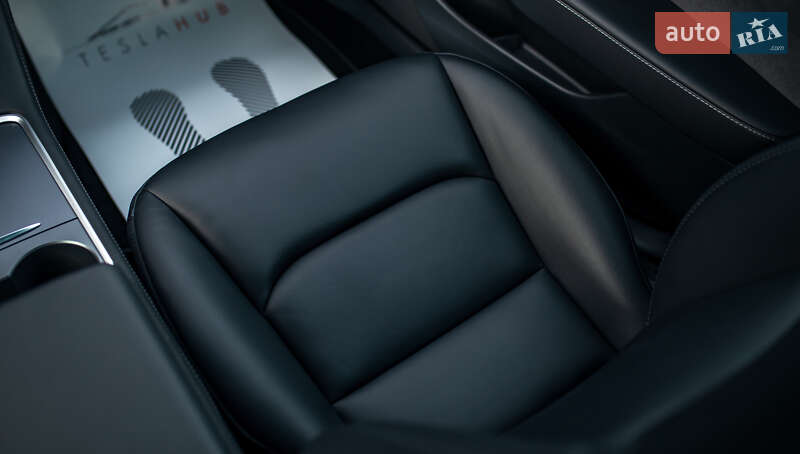 Седан Tesla Model 3 2023 в Чернівцях