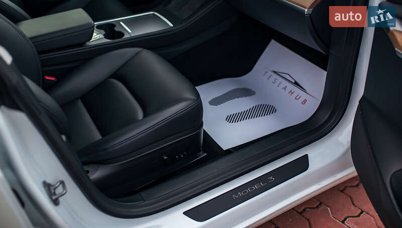 Седан Tesla Model 3 2023 в Чернівцях