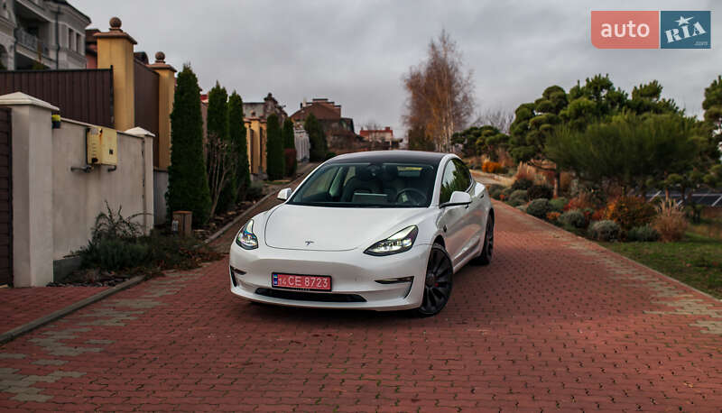 Седан Tesla Model 3 2023 в Чернівцях