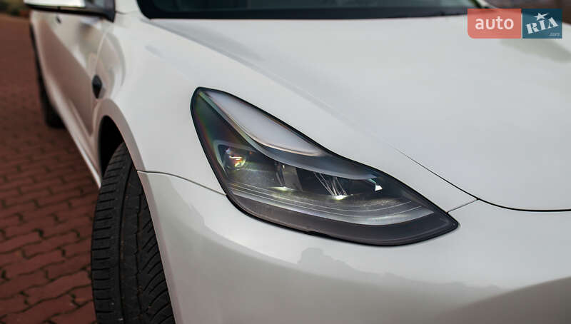Седан Tesla Model 3 2023 в Чернівцях