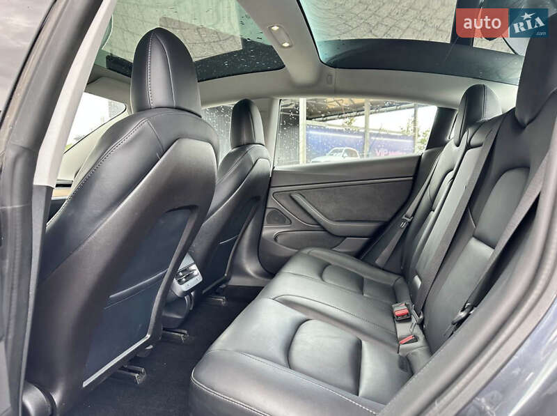 Седан Tesla Model 3 2019 в Львове