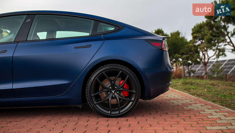 Седан Tesla Model 3 2022 в Черновцах
