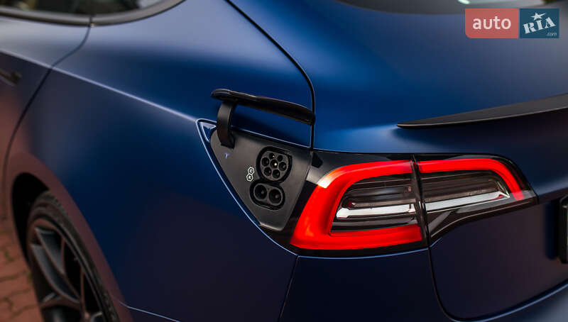 Седан Tesla Model 3 2022 в Черновцах