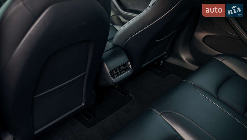 Седан Tesla Model 3 2022 в Черновцах