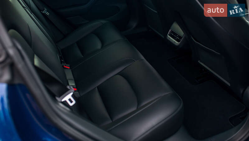 Седан Tesla Model 3 2022 в Черновцах