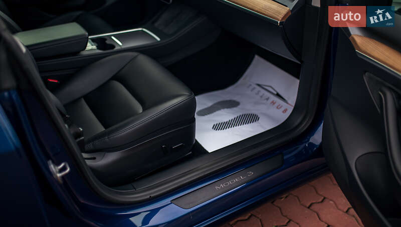 Седан Tesla Model 3 2022 в Черновцах