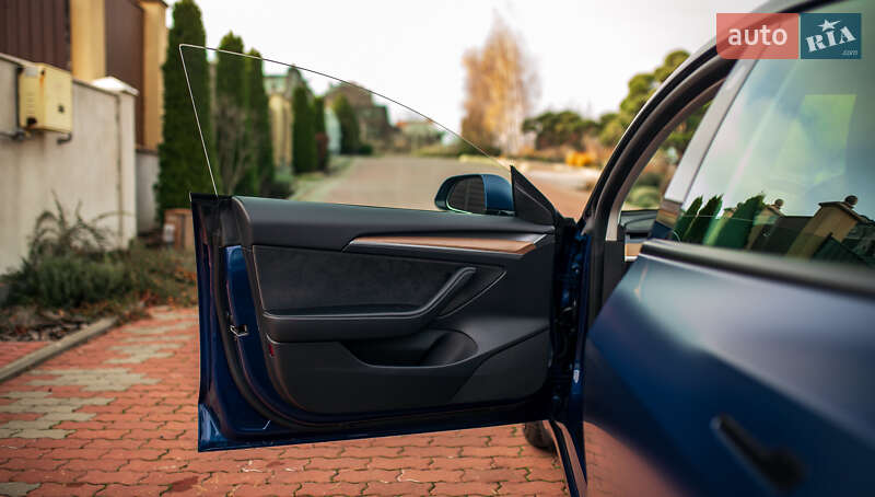 Седан Tesla Model 3 2022 в Черновцах