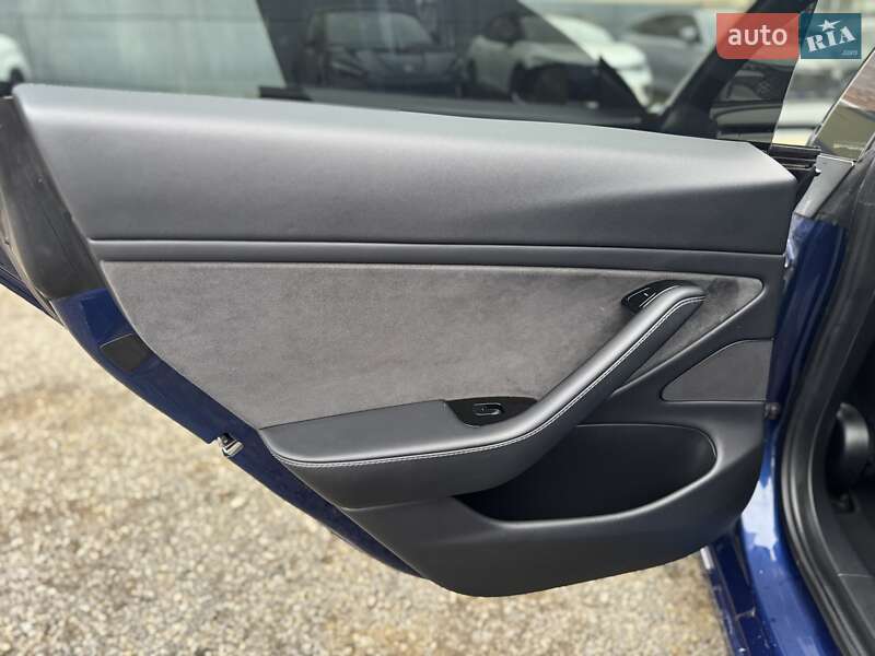 Седан Tesla Model 3 2020 в Ужгороді